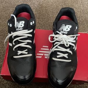 New Balance Men's 4040 V5 TPU Molded Baseball Shoe